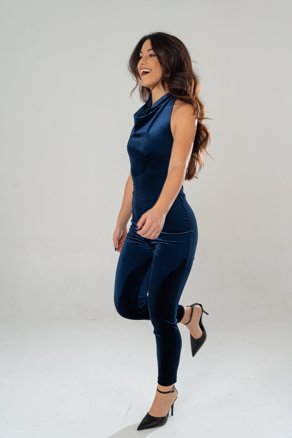 Tuta elegante con scollo drappeggiato