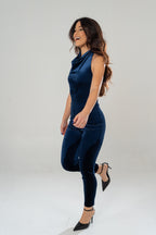 Tuta elegante con scollo drappeggiato