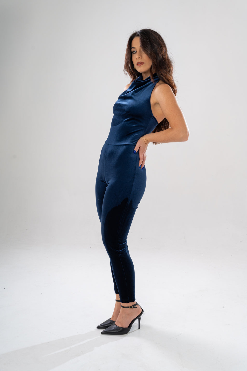 Tuta elegante con scollo drappeggiato