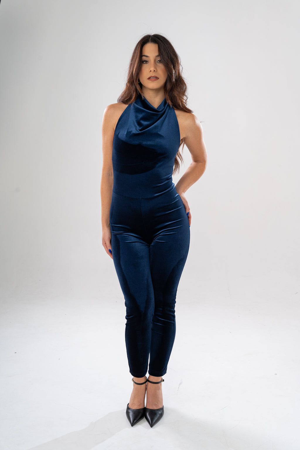 Tuta elegante con scollo drappeggiato