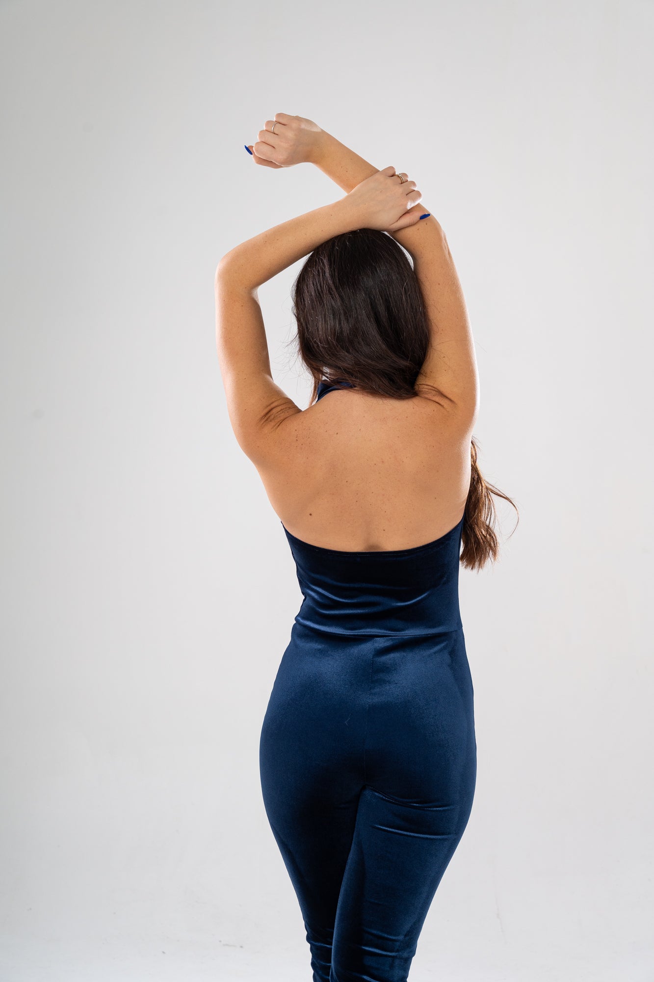 Tuta elegante con scollo drappeggiato