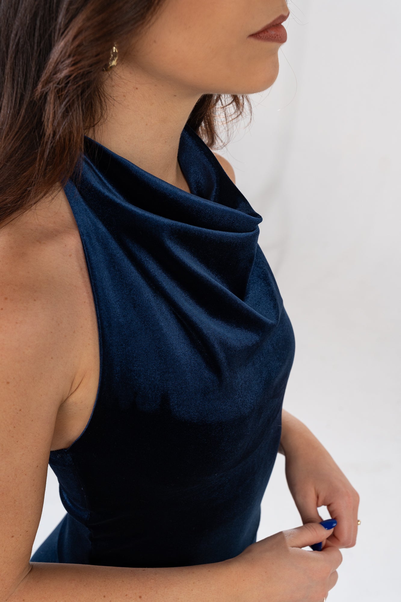 Tuta elegante con scollo drappeggiato